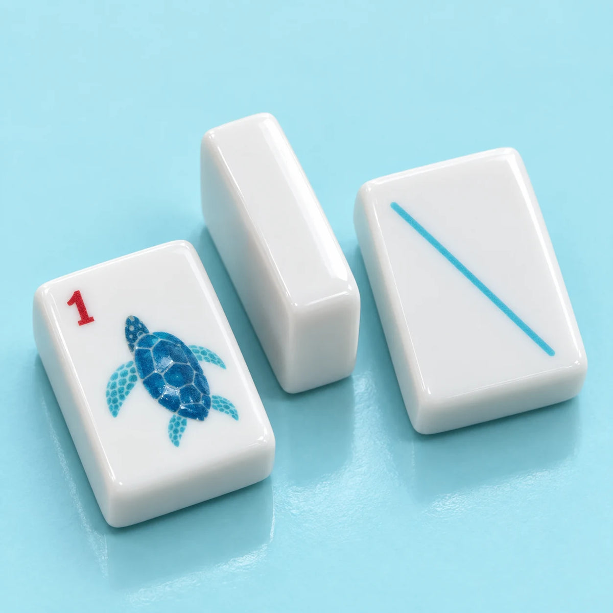 Ocean Parade American mahjong tile, close view of the finish and white reverse with a thin turquoise diagonal line